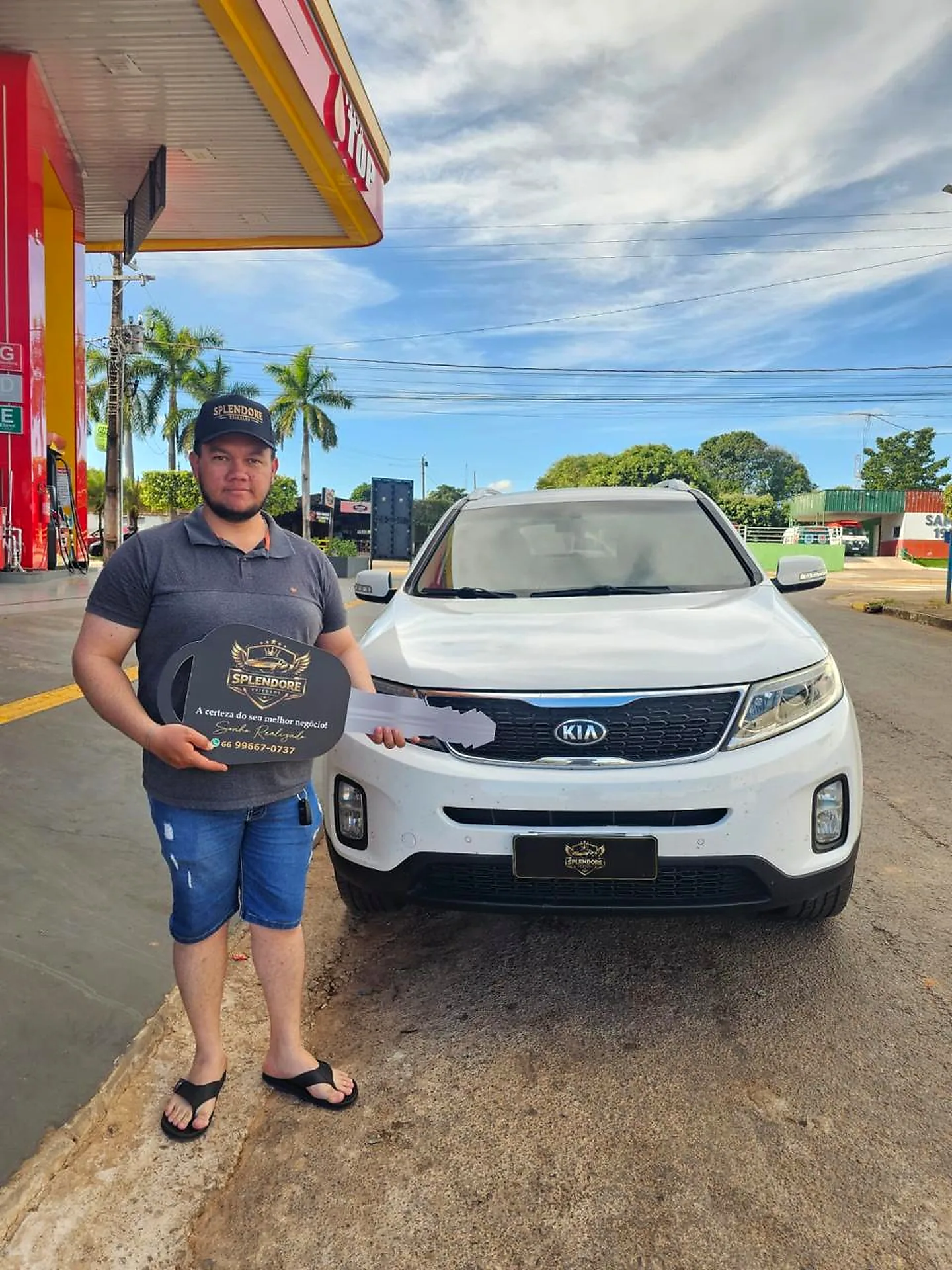 Cliente recebendo o Kia na Splendore