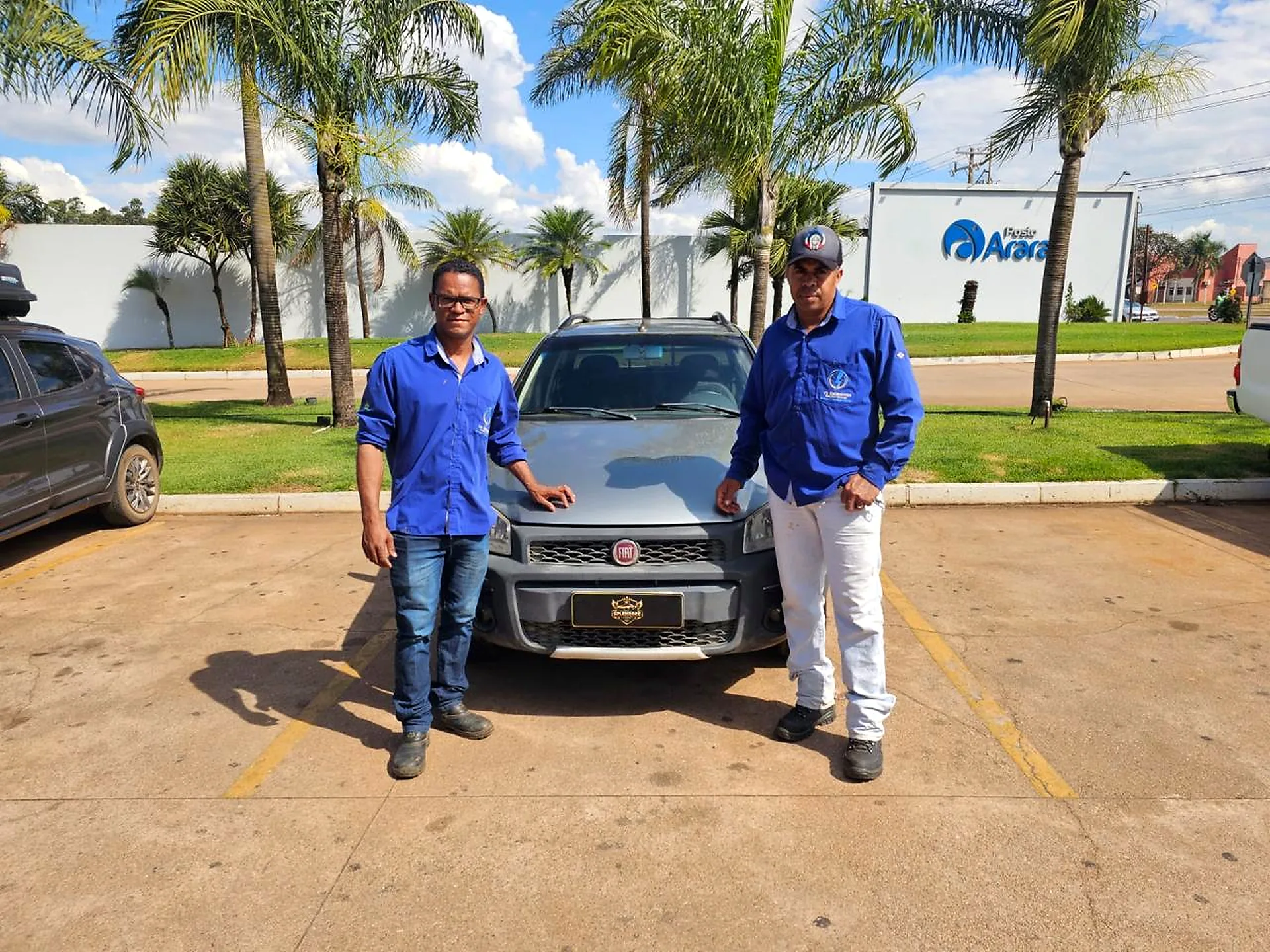 Equipe Splendore com cliente entregando um Fiat