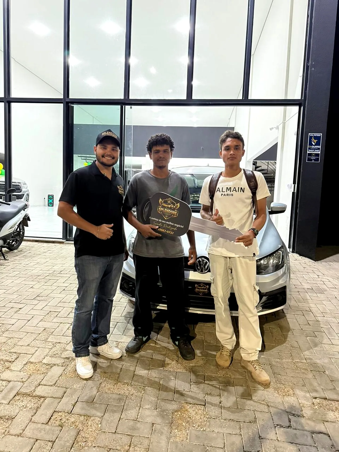 Clientes recebendo o Volkswagen na Splendore