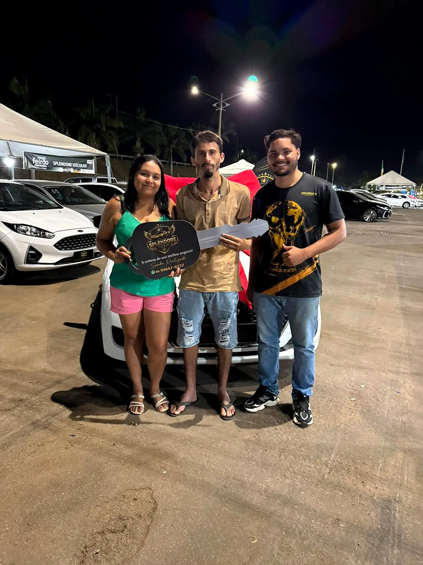 Entrega noturna de veículo em evento da Splendore