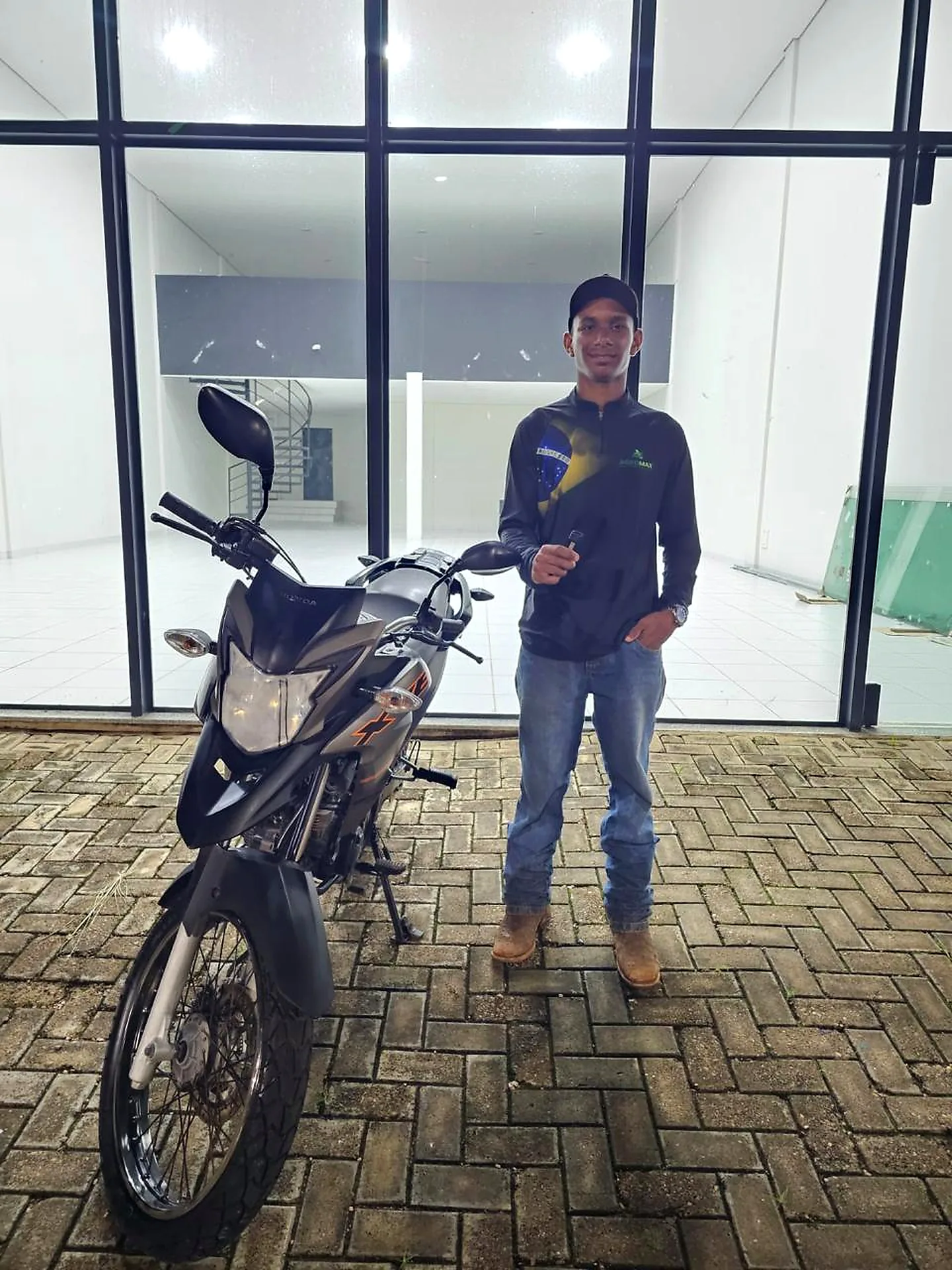 Cliente recebendo sua motocicleta na Splendore
